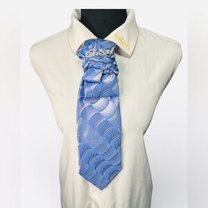 Stylish Blue Wave Patterned Necktie with Queen Brooch